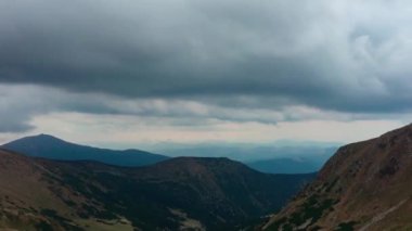 Karpat Dağları 'nın güzel manzara görüntüleri. Avrupa 'da aktif turizm için popüler seyahat noktası 