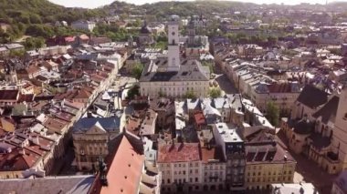 Lviv şehir merkezinin klibi güneşli bir bahar gününde yukarıdan çekildi. Batı Ukrayna 'daki güzel antik kasaba Lviv. Avrupa 'da kültür turizmi için popüler seyahat merkezi 