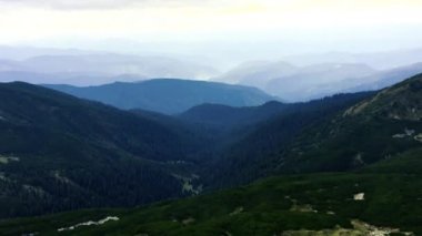 Avrupa 'daki Carpathian doğal parkının güzel bir videosu. Aktif turizm ve yürüyüşçüler için seyahat yeri. Ukrayna 'da yeşil dağ vadisi ve bulutlu gökyüzü