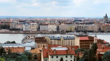 BUDAPEST, HUNGARY - 7 Mayıs 2019: Budapeşte şehrinin merkezindeki panoramik şehir manzaralı video