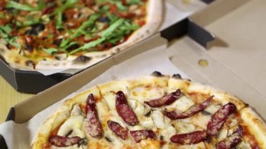 Fast food teslimat görüntüleri. Akşam yemeği için karton kutuda ananaslı pizza. Fırında pişirilmiş ananas ve sosis ile nefis fast food yemekleri ve öğle yemeği için sağlıklı doğal malzemeler. 