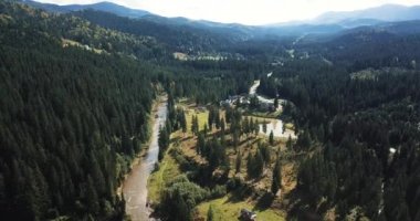 Batı Ukrayna 'daki Karpatlar' daki uzak bir kasabanın güzel hava görüntüleri. Aktif tatil için Avrupa 'ya seyahat. Karpatların tepelerindeki yeşil orman