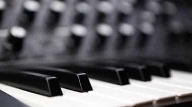 Profesyonel sentezleyici klavye. Dijital piyano tuşları 4K video klipte çekildi. Ses üretimi için ses ekipmanları kayıt stüdyosunda. Pofessional ekipmanla dijital müzik oluştur