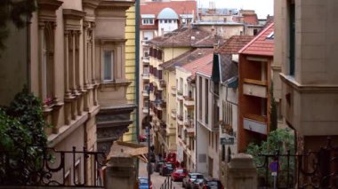 BUDAPEST, HUNGARY - 7 Mayıs 2019: Budapeşte 'nin eski şehir sokakları baharda filme alındı 