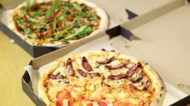 Fast food teslimat görüntüleri. Akşam yemeği için karton kutuda ananaslı pizza. Fırında pişirilmiş ananas ve sosis ile nefis fast food yemekleri ve öğle yemeği için sağlıklı doğal malzemeler.  