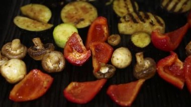 Video klipte ızgara tepsisinde sebze pişirmek 