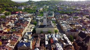 Lviv şehir merkezinin klibi güneşli bir bahar gününde yukarıdan çekildi. Batı Ukrayna 'daki güzel antik kasaba Lviv. Avrupa 'da kültür turizmi için popüler seyahat merkezi 