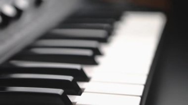 Profesyonel sentezleyici klavye. Dijital piyano tuşları 4K video klipte çekildi. Ses üretimi için ses ekipmanları kayıt stüdyosunda. Pofessional ekipmanla dijital müzik oluştur