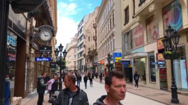 BUDAPEST, HUNGARY - 7 Mayıs 2019: Budapeşte 'nin tarihi merkezinde yürüyen insanlar 