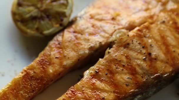 Steak Ikan Salmon Lezat Dimasak Atas Panggangan Dan Disajikan Untuk — Stok Video