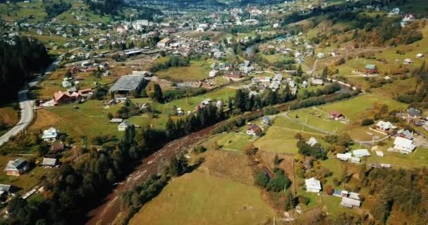 Hermosas Imágenes Drones Una Pequeña Ciudad Forestal Oeste Ucrania Rodeada — Vídeo de stock