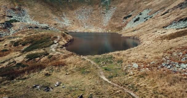 Karpatya Dağlarındaki Nesamovyte Gölü Nün Uçan Kamerayla Çekilmiş Hava Aracı — Stok video