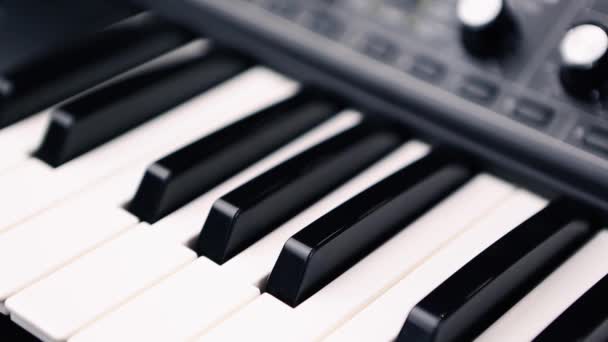 专业合成器键盘 数码钢琴键在接近4K的视频剪辑中拍摄 录音室用于声音制作的电子音响设备 制作带传声筒的数码音乐 — 图库视频影像