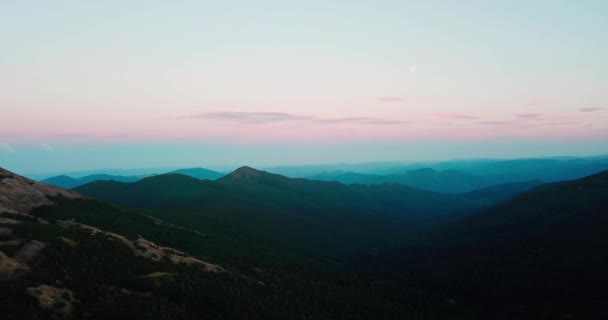 カルパチアの美しい夕日 ウクライナのカルパティア自然公園での山脈のシルエット 南ヨーロッパのハイカーや観光客のための旅行先 — ストック動画