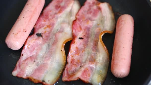 Bacon Dungi Prăjire Tigaie Pentru Cină Bucătărie Acasă Filmat Close — Videoclip de stoc