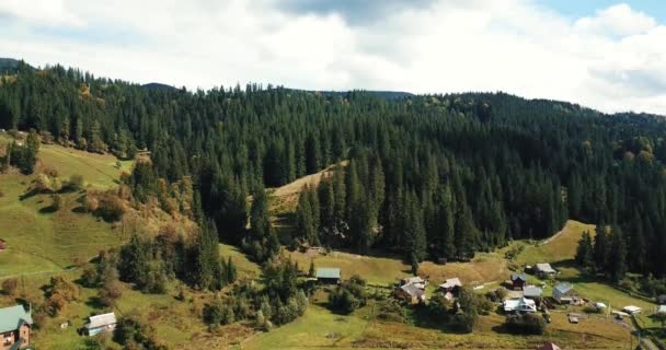 Krásné Letecké Záběry Malého Horského Městečka Obklopeného Karpatskými Horami Zeleným — Stock video