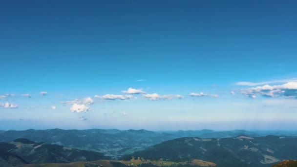 카르파티아 산맥의 바위투성이 아름다운 파노라마 비디오는 유럽의 아래푸른 나무들로 우크라이나 — 비디오
