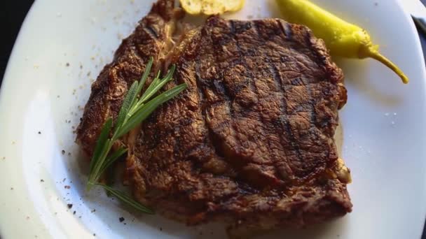 Bife Grelhado Para Jantar Restaurante Deliciosa Carne Vaca Cozida Grelha — Vídeo de Stock