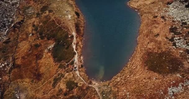 Nagranie Lotu Drona Nad Jeziorem Nesamovyte Karpatach Zrobione Latającą Kamerą — Wideo stockowe