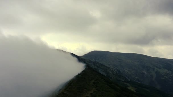 Belles Images Nuages Spectaculaires Brouillard Épais Dans Les Montagnes Des — Video