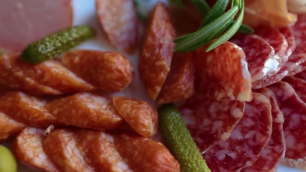 Prato Com Lanches Carne Para Festa Vinho Filmado Diretamente Cima — Vídeo de Stock