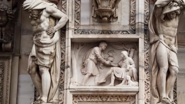 Hermoso Duomo Milano Primer Plano Esculturas Piedra Mármol Blanco Estatuas — Vídeos de Stock