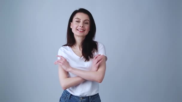 Mutlu Genç Esmer Kadın Stüdyoda Kollarını Göğsünde Kavuşturuyor Beyaz Tişörtle — Stok video
