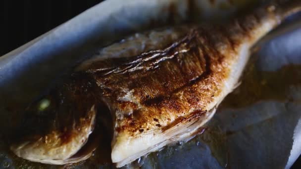 Deniz Ürünleri Lokantasında Izgarada Pişmiş Levrek Balığı — Stok video