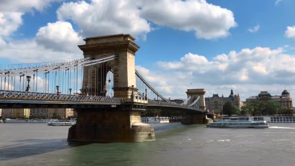 Цепной Мост Знаменитая Венгерская Достопримечательность Историческом Центре Будапешта Разработан Английским — стоковое видео