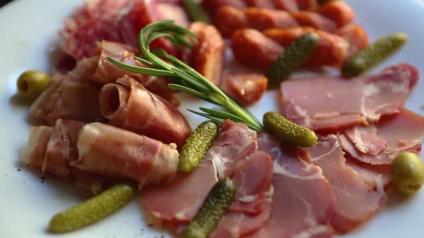 Plato Con Aperitivos Carne Gourmet Para Fiesta Vino — Vídeo de stock