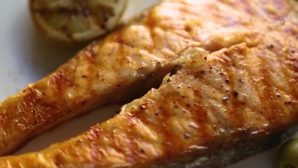 Köstliches Lachsfischsteak Auf Dem Grill Zubereitet Und Zum Abendessen Fischrestaurant — Stockvideo
