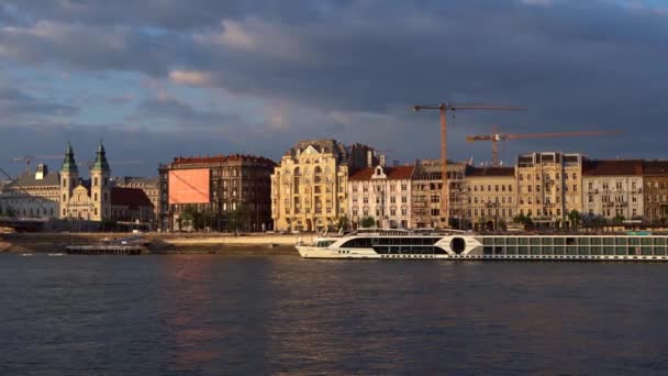 Budapest Hungria Maio 2019 Navio Cruzeiro Turístico Rio Danúbio Centro — Vídeo de Stock