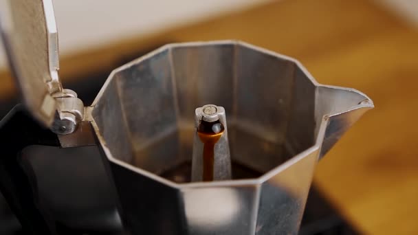Moka Pot Brouwen Cafeïne Drank Huis Keuken Traditionele Italiaanse Koffiezetapparaat — Stockvideo