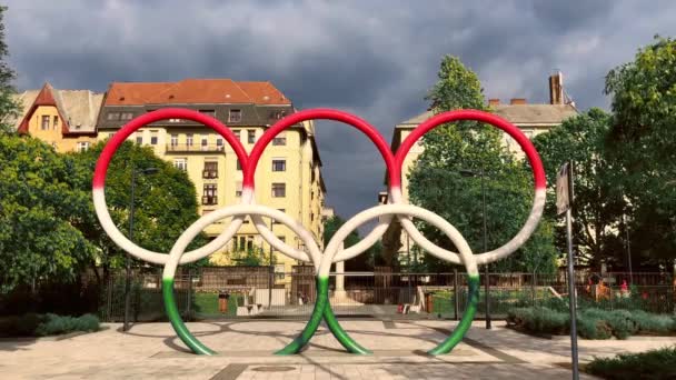 Budapest Hungría Mayo 2019 Monumento Los Anillos Olímpicos Pintado Colores — Vídeo de stock