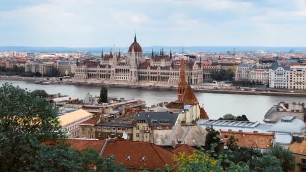 Panoramatické Video Maďarského Parlamentu Centru Budapešti Natočené Kopce Jarní Sezóně — Stock video