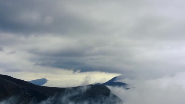 Όμορφα Πλάνα Δραματικών Νεφών Και Πυκνής Ομίχλης Στα Καρπάθια Βουνά — Αρχείο Βίντεο