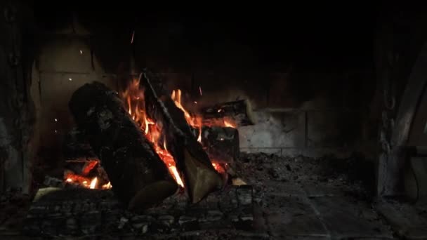 壁炉在船舱里 干柴用橙色和红色的火焰燃烧 — 图库视频影像