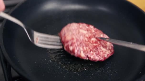 집에서 요리하는 전통적 햄버거의 모습을 햄버거 고기를 튀기는 — 비디오