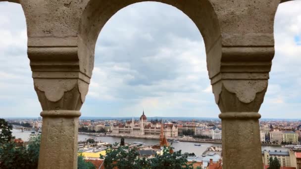 Чудовий Будапештський Парламент Знятий Пагорба Біля Бастіону Фішерман — стокове відео