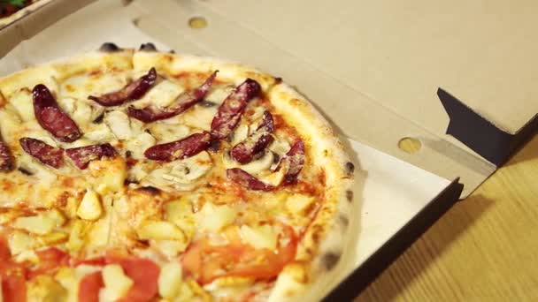 Filmati Consegna Fast Food Pizza All Ananas Consegnata Scatola Cartone — Video Stock