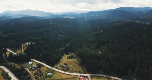 Drohnenaufnahmen Der Hochlandstadt Den Karpaten Umgeben Von Grünen Waldbäumen Und — Stockvideo
