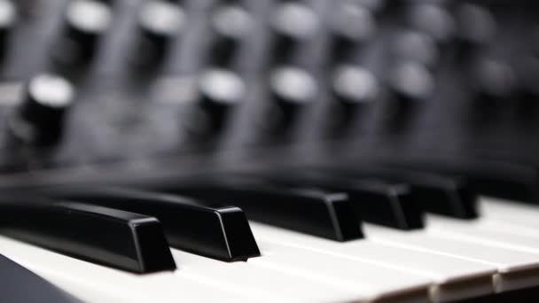 Professioneel Synthesizer Toetsenbord Digitale Piano Toetsen Gefilmd Close Videoclip Elektronische — Stockvideo