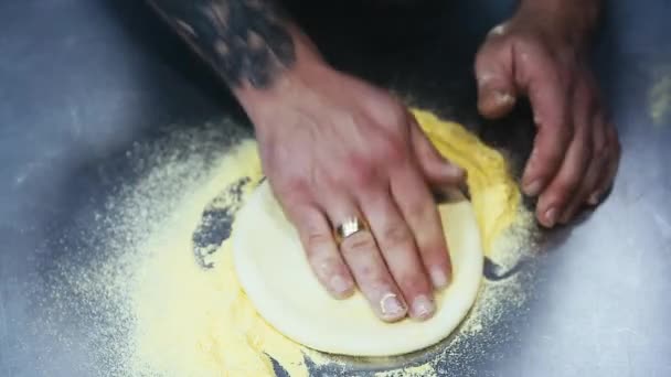 Homem Prepara Massa Farinha Para Pizza Cozinha — Vídeo de Stock