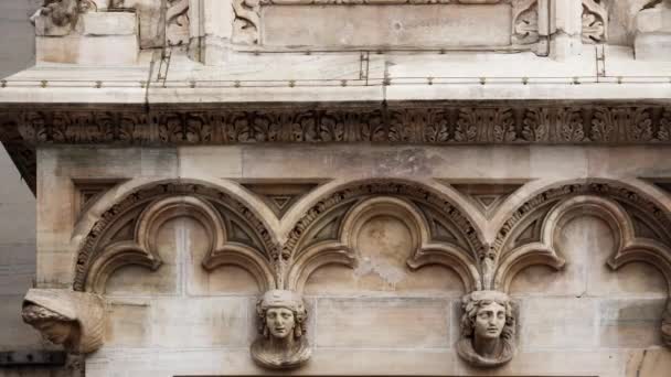 Mooie Duomo Milano Close Witte Marmeren Stenen Sculpturen Beelden Exterieur — Stockvideo