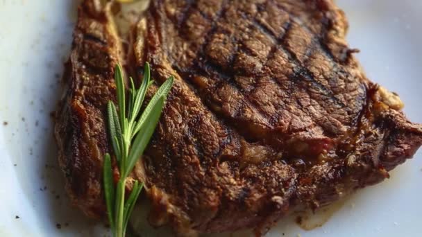 Grilovaný Steak Večeři Restauraci Lahodné Hovězí Maso Vařené Grilu Podávané — Stock video