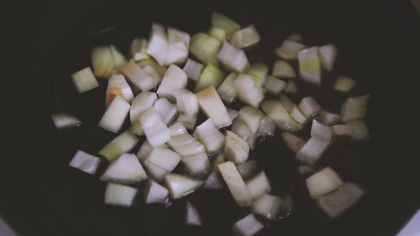 キッチンで熱々の鍋にネギを揚げの映像 近くで天然有機食材調理 — ストック動画