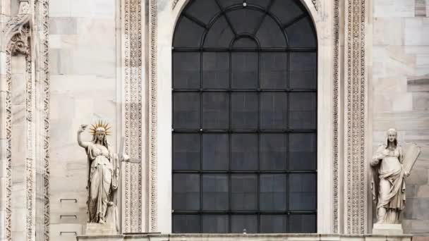 Hermoso Duomo Milano Primer Plano Esculturas Piedra Mármol Blanco Estatuas — Vídeo de stock