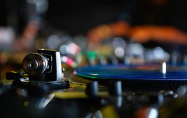 Profesyonel DJ ses donanımı. Analog turntable 'lar bu gece iğneli ve vinil plak diskleriyle hip hop müzisyenleri. DJ' ler konserde müzik parçaları çalmak için kurulmuş, rap muharebe olaylarında plaklar çiziyor.