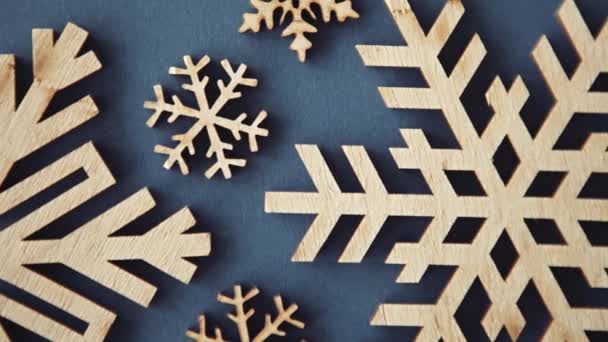 4K超Hdビデオクリップの近くで撮影された家の装飾のための木製の雪片を手作りしました ホリデーシーズンのクリスマスツリーの装飾のための天然のエコ木材からカット手作りの雪のフレークフィギュア — ストック動画