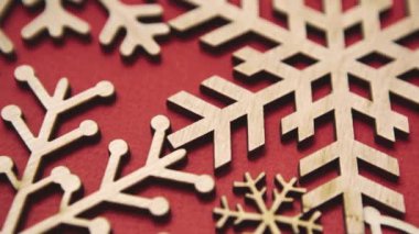 Ev dekorasyonu için el yapımı ahşap kar taneleri 4K ultra HD video klipte çekildi. Tatil sezonunda Noel ağacı süslemesi için doğal ekolojik ahşap malzemelerden kesilmiş el yapımı kar tanesi figürleri. 